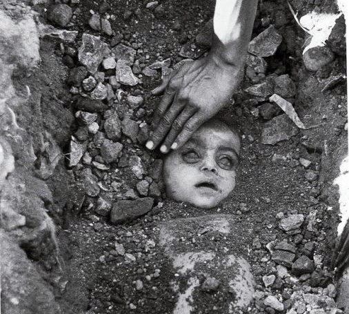 चित्कार कुछ पल का 
हाहाकार कुछ महीनों का 
लेकिन 'शोक' कई पुश्तों का......

#BhopalGasTragedy1984 #BhopalGasTragedy  #MIC #Unioncarbide