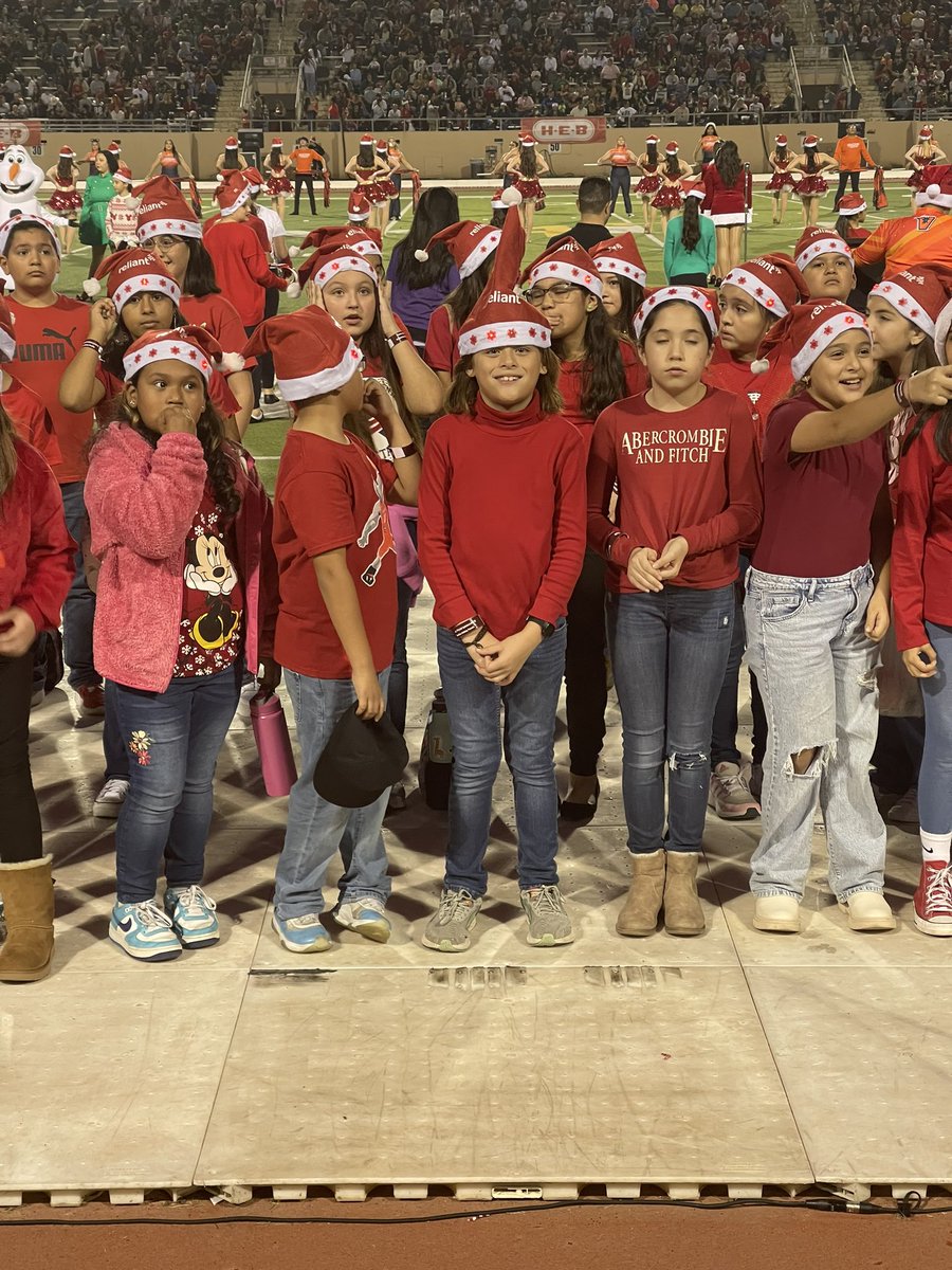 956Forina's tweet photo. Thank @CityofMcAllen for having me serve as the stadium announcer for the Annual Holiday Parade. Thanks to #ReyPedraza for joining me. @utrgv Dr Bailey and @peisenval overlooking #UTRGVMarchingBand, @Rockets120 students @Myrka_Dellanos @GoUTRGV @Telemundo40 @HEB @bertogdenrgv https://t.co/qto1Q1Xzd1