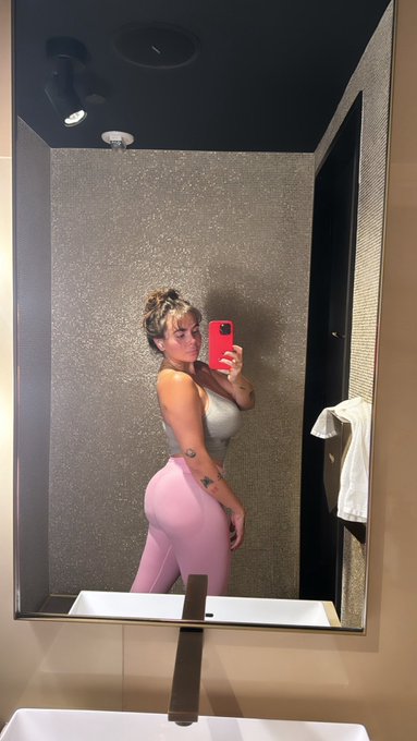 1 pic. 🩷🩶🩷🩶 https://t.co/OeyAd6TXLO