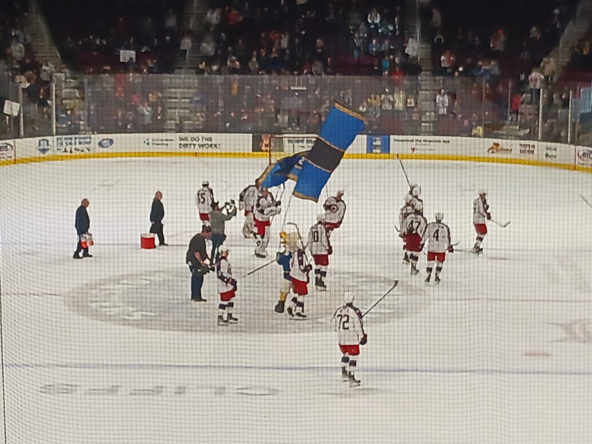 EmeraldBlade75's tweet photo. MONSTERS WIN!!! THAT'S ππ» IN A ROW!!!
#CLEHockey ππ
#BlackAndBlueHockey β«οΈπ΅π
#AHL π
#PuckHead π
#LightTheLand π¨π¨π¨πππ
#WOOOooo π£π’π https://t.co/anhCPrRYyI