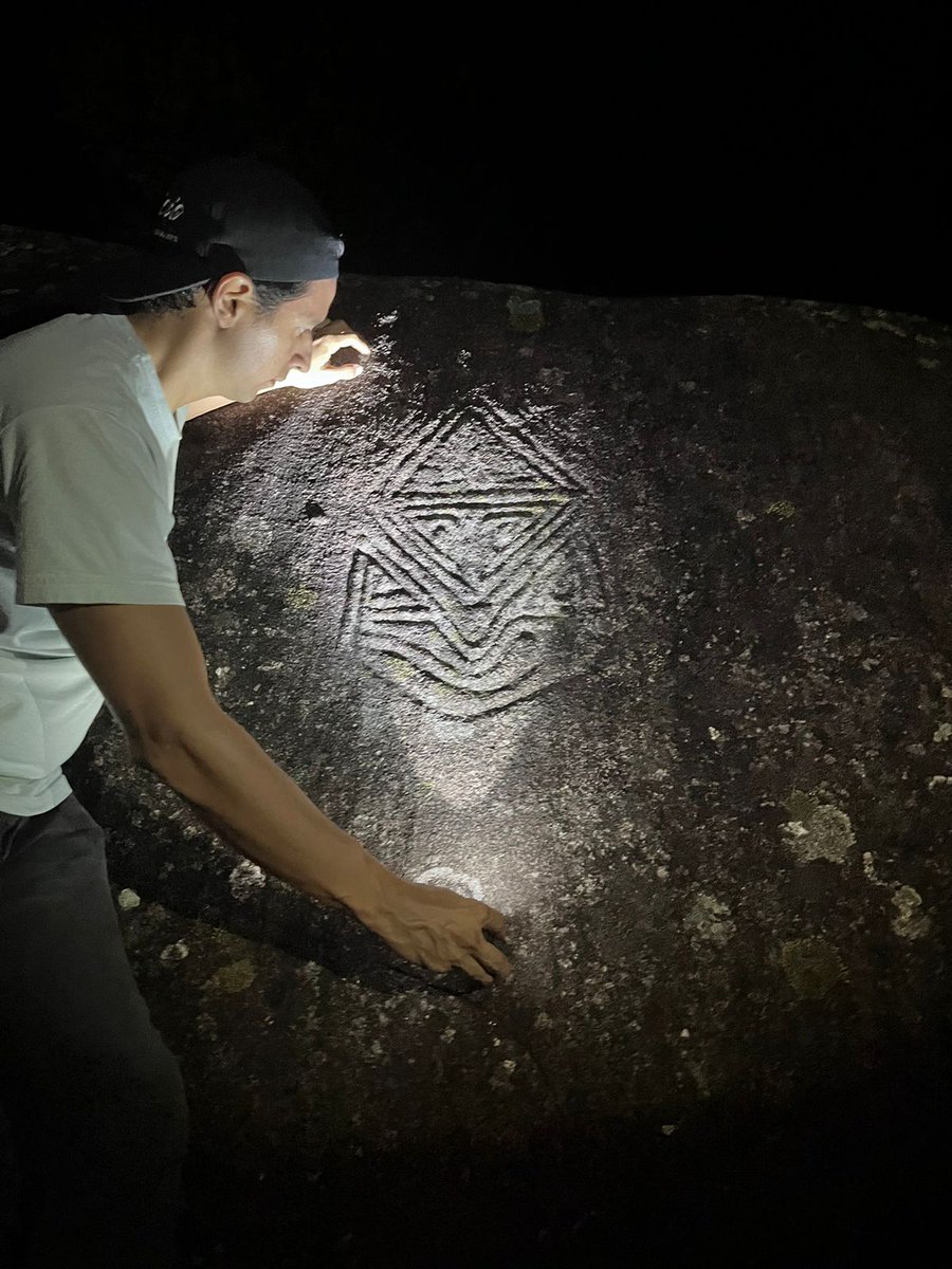 AnatoNacional's tweet photo. 🟠 Los #AgentesdeViajes y periodistas de la ruta Suroeste Antioqueño, visitaron rocas con petroglifos, e interpretaron el arte rupestre.
#ElPaísDeLaBelleza
@MincomercioCo @fonturcol @GobAntioquia @SecTurismoAnt @AnatoAntioquiaC
@PaulaCortesC https://t.co/oOvJWdFVTL
