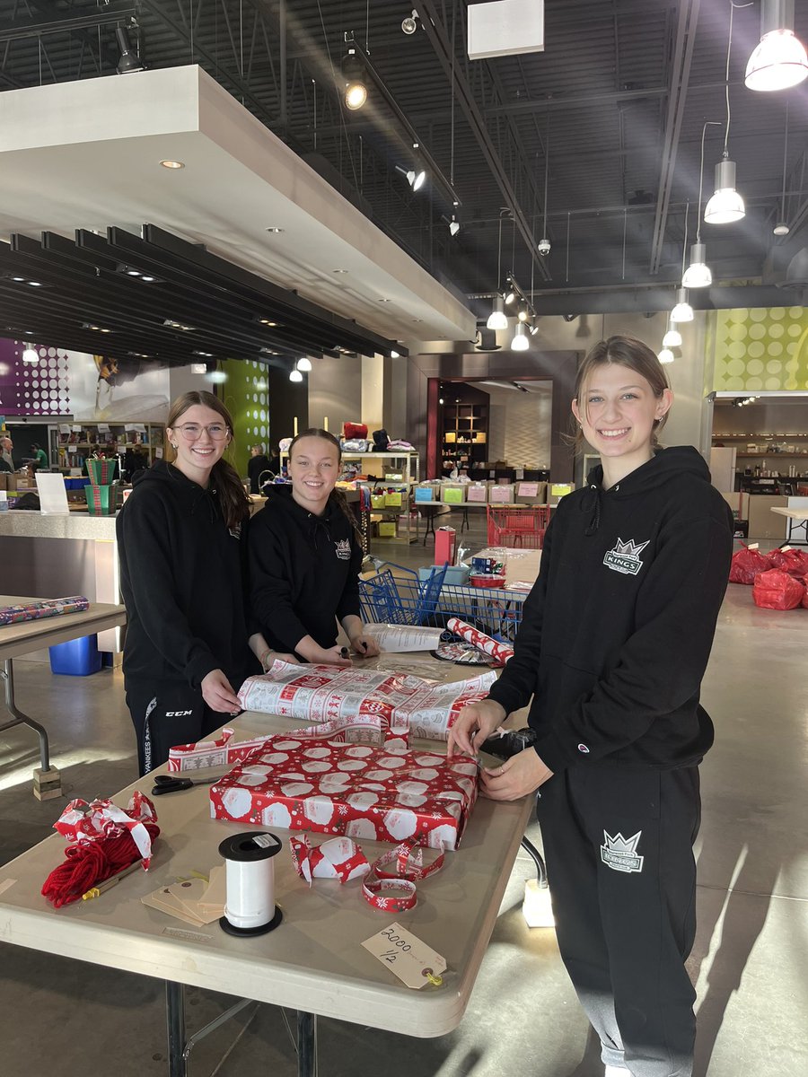 Prior to todays game, the Fury volunteered their afternoon at the @strathconachristmasbureau picking out and wrapping gifts for the community 💚♥️ during their time today, the girls made a record high 27 gift hampers while filling a whole donation box⛄️⛄️⛄️