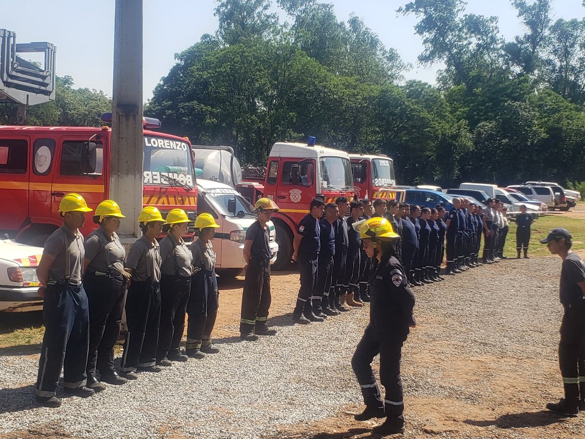 bomberos_sl's tweet photo. 🚒𝗝𝘂𝗿𝗮𝗺𝗲𝗻𝘁𝗼 𝗥𝗲𝗺𝗲𝘀𝗮 𝟮𝟬𝟮𝟯 - 𝗦𝗲𝗴𝘂𝗻𝗱𝗼 𝗣𝗲𝗿𝗶𝗼𝗱𝗼👩‍🚒
🎞️Imágenes del Acto de juramento de nuevos Bomberos Voluntarios Combatientes, Bomberos Voluntarios Brigadistas y Bomberos Voluntarios de Reserva que se integran al cuadro de servicio del CBVSL. https://t.co/up0rmVlIWh