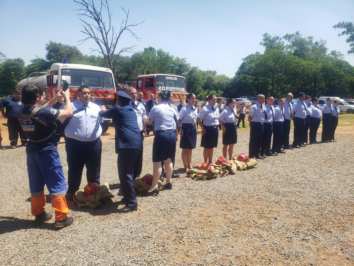 bomberos_sl's tweet photo. 👏Agradecemos a todos los presentes, autoridades locales, familiares e invitados de los nuevos voluntarios y de manera especial al 🚒Cuerpo de Bomberos Voluntarios de Limpio y representantes de la 🇵🇾JNCBVP que ensalzaron el acto protocolar. https://t.co/wxCk7W3Zrc