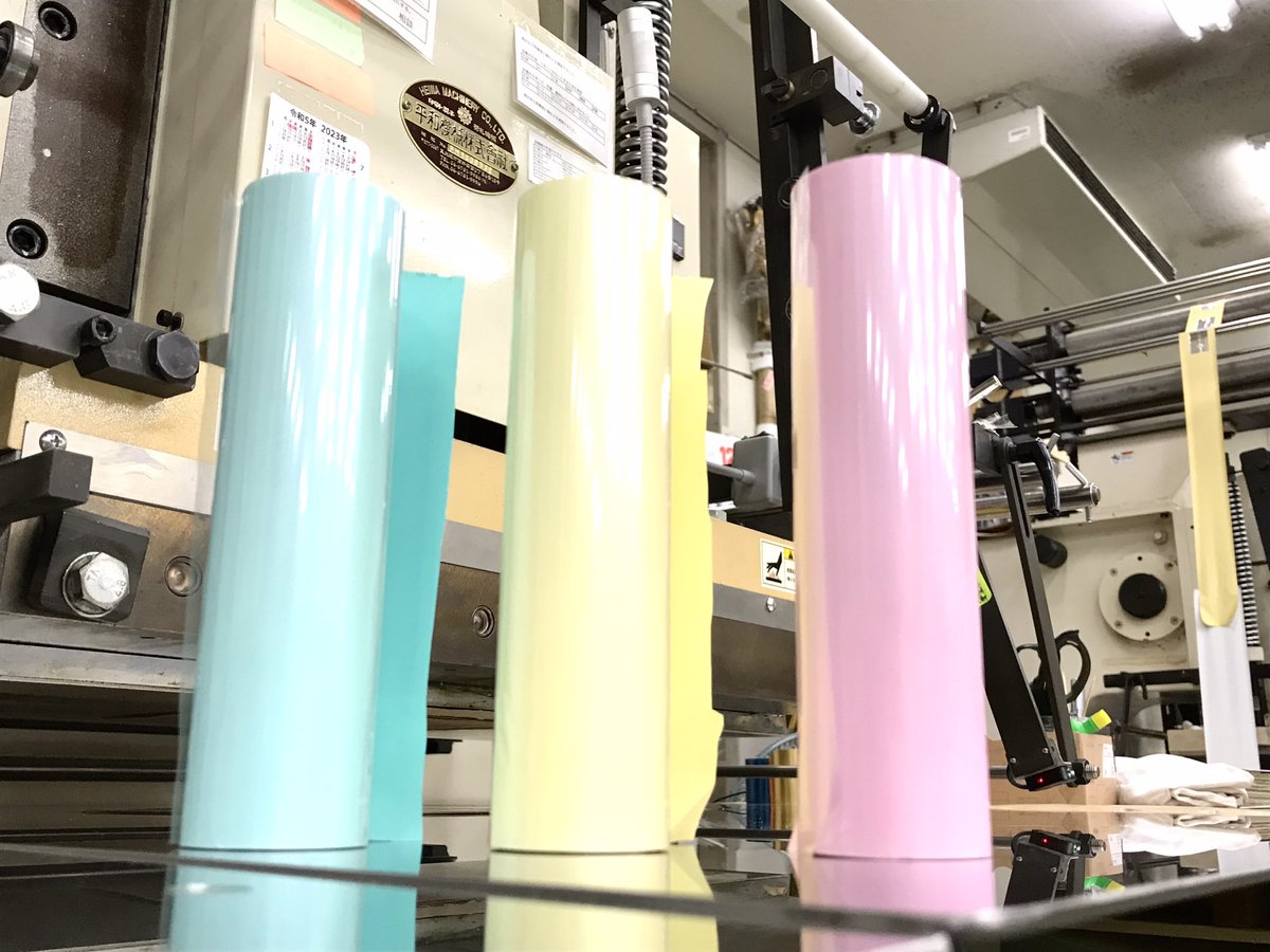 cosmotech_no1's tweet photo. 【 拡散希望 】  みんな見て！届いてほしい！

まだ名前もない箔
『 #パール調のパステルカラー箔３色 』 を！（かわいい）

「KANMAKIさん（ @KANMAKI_kyoto ）が新しい、実験箔を持ってきてくれた！」  ＃箔のある風景 

今後 紙×箔お任せ名刺作成でも実験的に取り入れて参ります！👍 ☞ https://t.co/Q3KKpqonUz