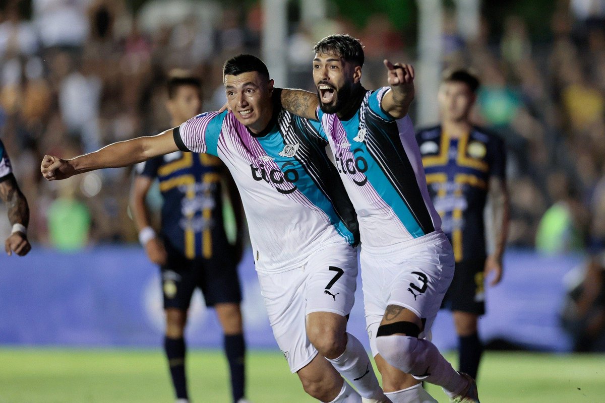 Libertad 🇵🇾 se convirtió en el primer equipo 🏅 en obtener los 4 títulos del fútbol paraguayo en una misma temporada:

🏆Apertura
🏆Clausura
🏆✨Copa Paraguay
🏆✨Supercopa (automáticamente al ganar los otros 3 trofeos)