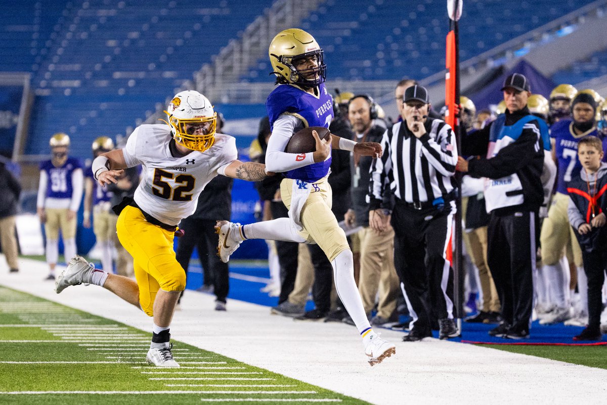 jack_weaver_'s tweet photo. Bowling Green leads Cooper 21-7 at halftime in the KSHAA 5A state football championship. @JoshMooreHL @KentuckySports https://t.co/hWmaKxO3Ih
