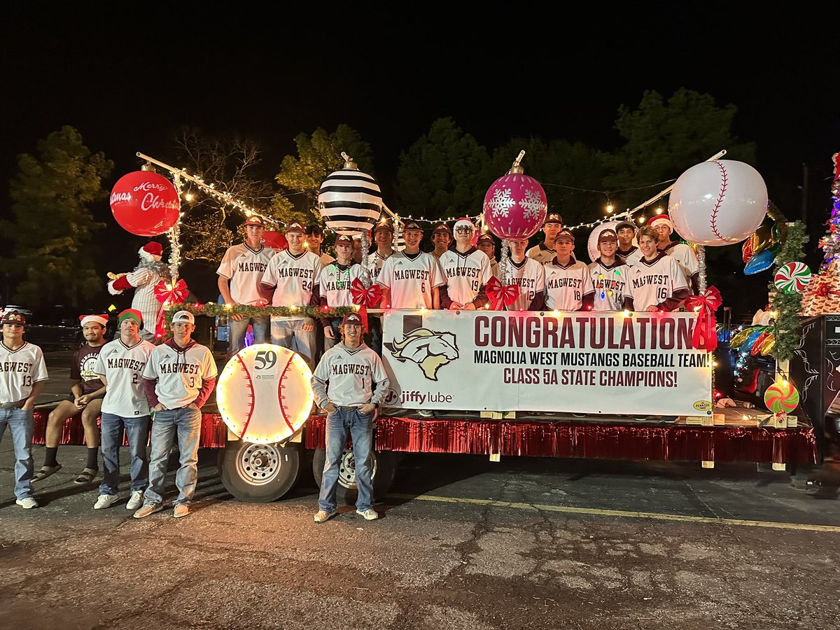 MAGWESTdirtboys's tweet photo. Awesome Christmas Parade!! Thanks to all the parents for decorating the float!! Dirtboys had a blast!! #MAGWESTdirtboys https://t.co/lEVY0p7WYT