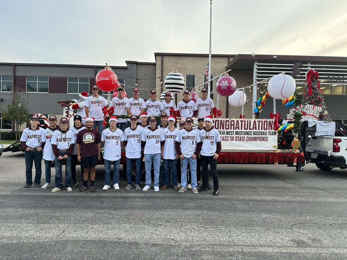 MAGWESTdirtboys's tweet photo. Awesome Christmas Parade!! Thanks to all the parents for decorating the float!! Dirtboys had a blast!! #MAGWESTdirtboys https://t.co/lEVY0p7WYT
