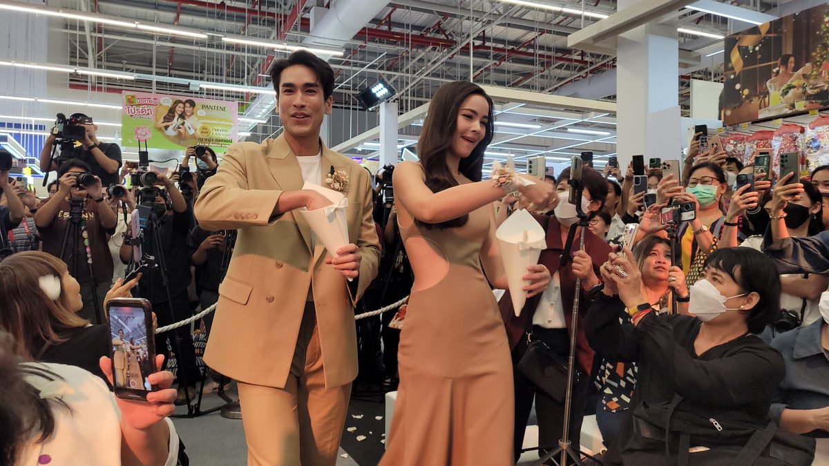 maganetth's tweet photo. งาน “Flowmate คู่แท้ผมพลิ้วเด้งสวย”

ญาญ่า อุรัสยาณเดชน์ คูกิมิยะ ดูชุดภาพ fb
#nadech #urassayas #kugimiyas #nadechyaya #ณเดชน์ญาญ่า #ณเดชน์ #ญาญ่า #nyinterfc #yaya

#PanteneTH #Flowmate #คู่แท้ผมพลิ้วเด้งสวย https://t.co/cyVR1U3rEH