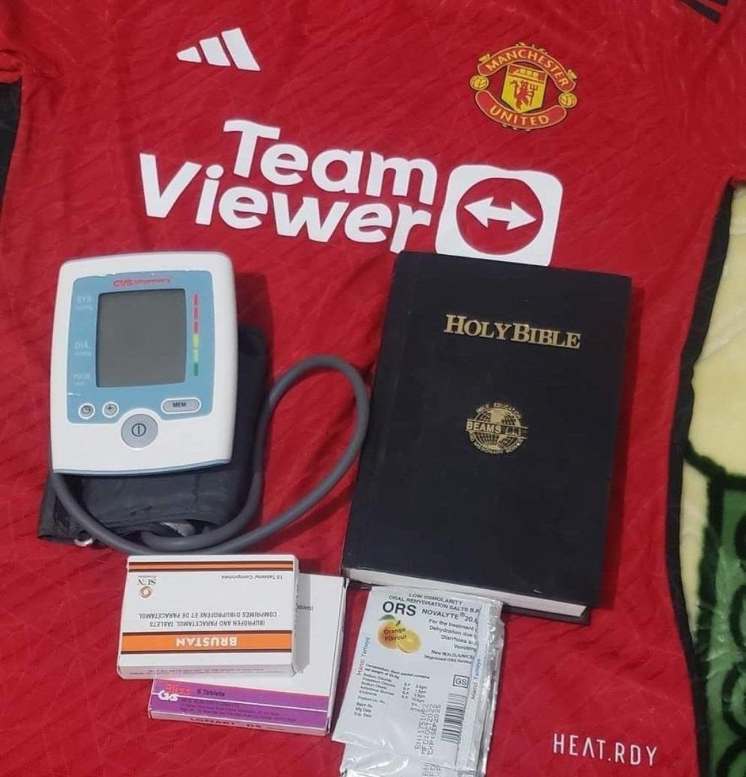 lindochimaliro's tweet photo. Service still available for all @ManUtd supporters!! 

NB...soccer is a team sport, not some random guys running around aimlessly while dressed alike!! https://t.co/XuVUAgLbZh