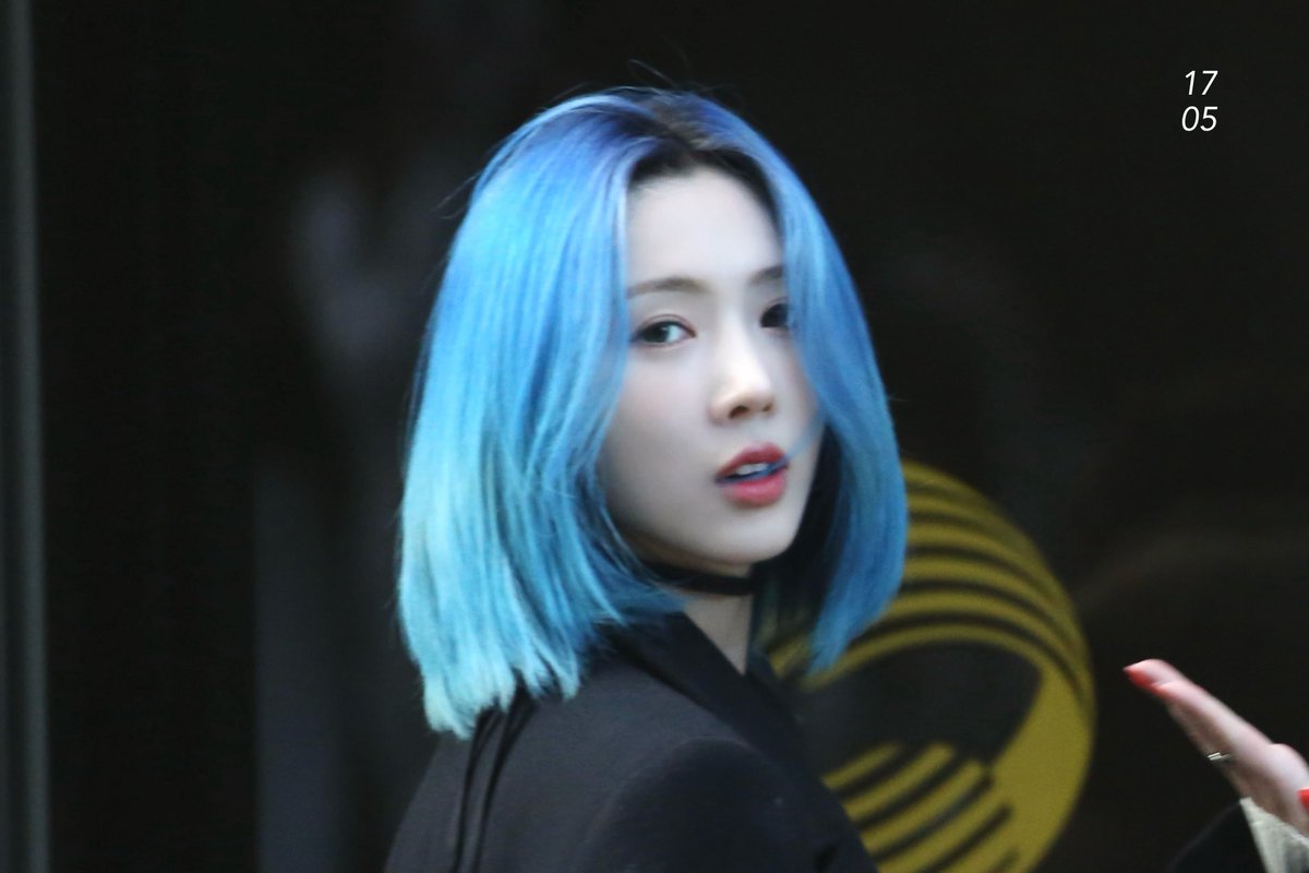 can we talk about how insanely beautiful kim yoohyeon is?