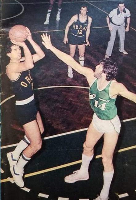 Hoy cumple años el gran Chocolate Raffaelli, uno de los mejores basquetbolistas argentinos de la historia. Un crack de todas las épocas, un jugador exquisito, con un tiro perfecto. Un placer haberlo visto jugar. Salú, Choco! 🥂