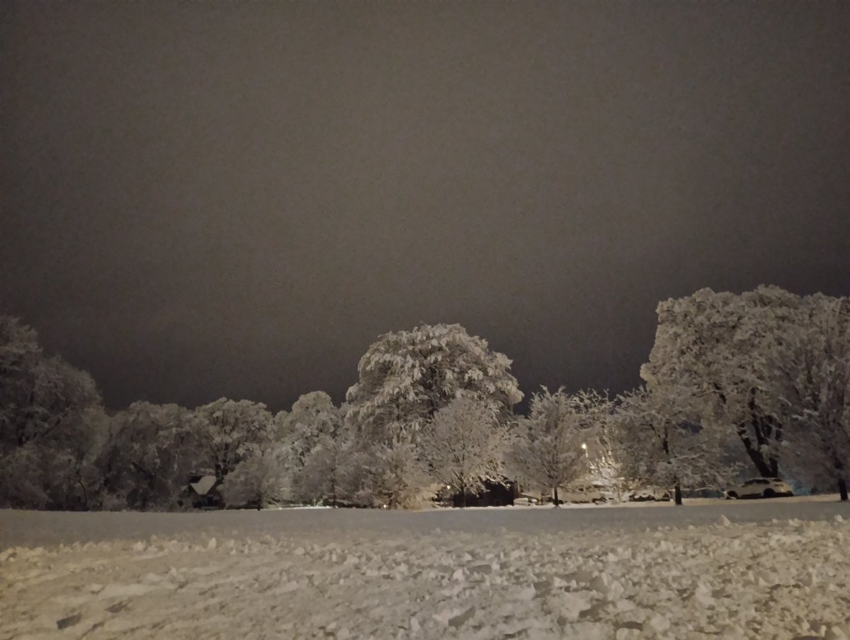 Beautiful scenes in #Kendal tonight as heavy #snow  falls across the region! #snowfall #Cumbria #ukweather #LakeDistrict #TheLakes #flakedistrict