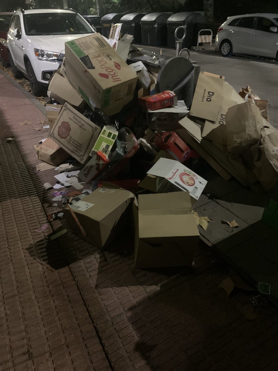emmapm13's tweet photo. @AytoMostoles en el barrio de Estoril II apenas se puede pasear. Los cartones invaden las aceras. https://t.co/F6J4Qf27QH