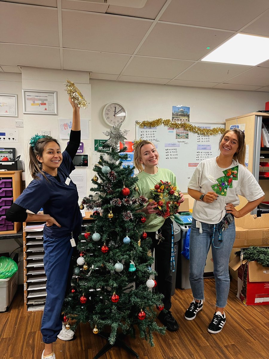 clairedunn1_'s tweet photo. A very Christmassy morning on @pavilion_ward 🎄 We loved putting up the tinsel and decorating the tree! Followed by some Christmas drawings to help decorate the ward 🎄 💫 https://t.co/3sZoRqtEN0