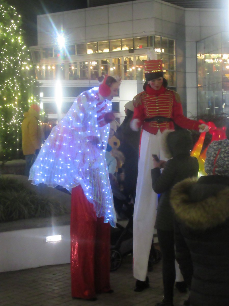 QOTDCT's tweet image. #RecentlyInCT / #ChristmastimeInCT:
Here are some scenes from the tree-lighting ceremony @CityOfStamford's #HarborPoint on Wednesday [11/29/2023].