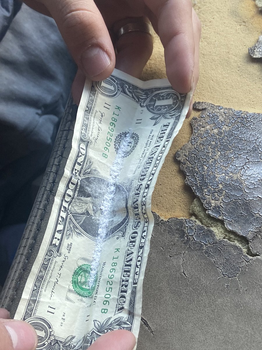 FILTHYYANGEL's tweet photo. coked up at work https://t.co/lZ7615CyQm