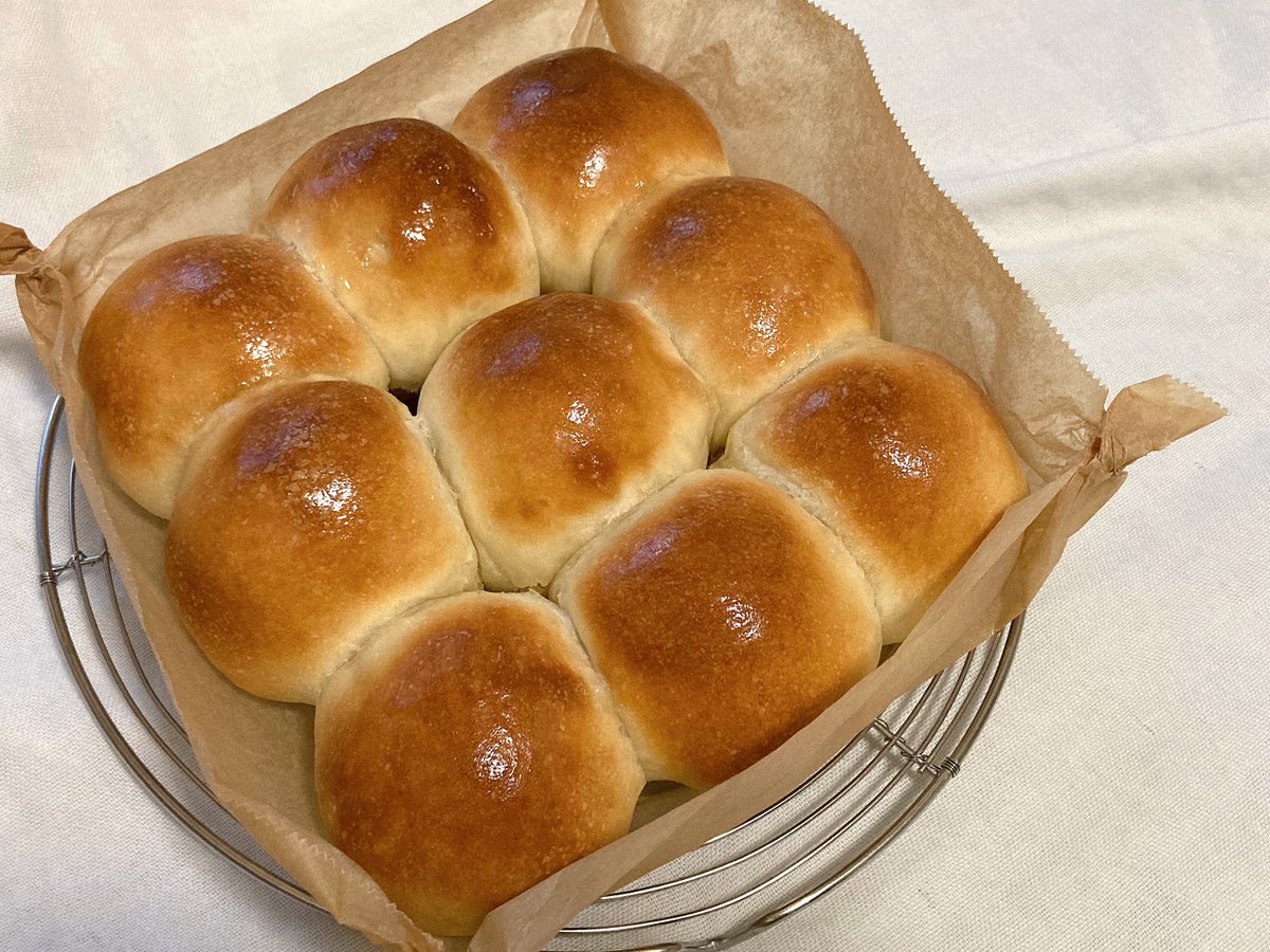 moca308's tweet photo. 久々にちぎりパン。
今回は蜂蜜も半分入れて。
が、やはりちぎりパンの食感がいつも好きじゃないんだなぁぁぁぁ😭
(白パンのちぎりパンも同じく)
#パン作り #おうちパン #ちぎりパン #pullapartbread https://t.co/7zo4t9dG3F