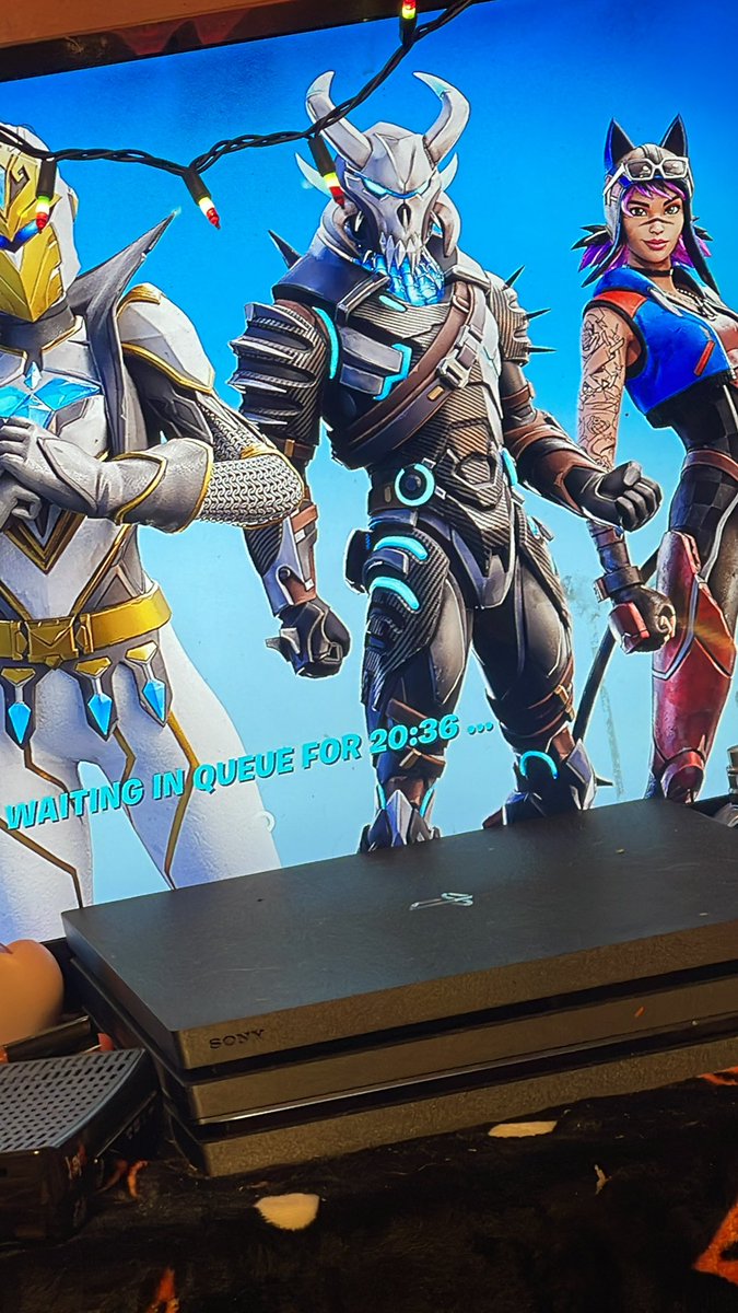VictoriaWinst20's tweet photo. I been setting here for hours still haven't long in @FortniteStatus https://t.co/UjyCcJrKVQ
