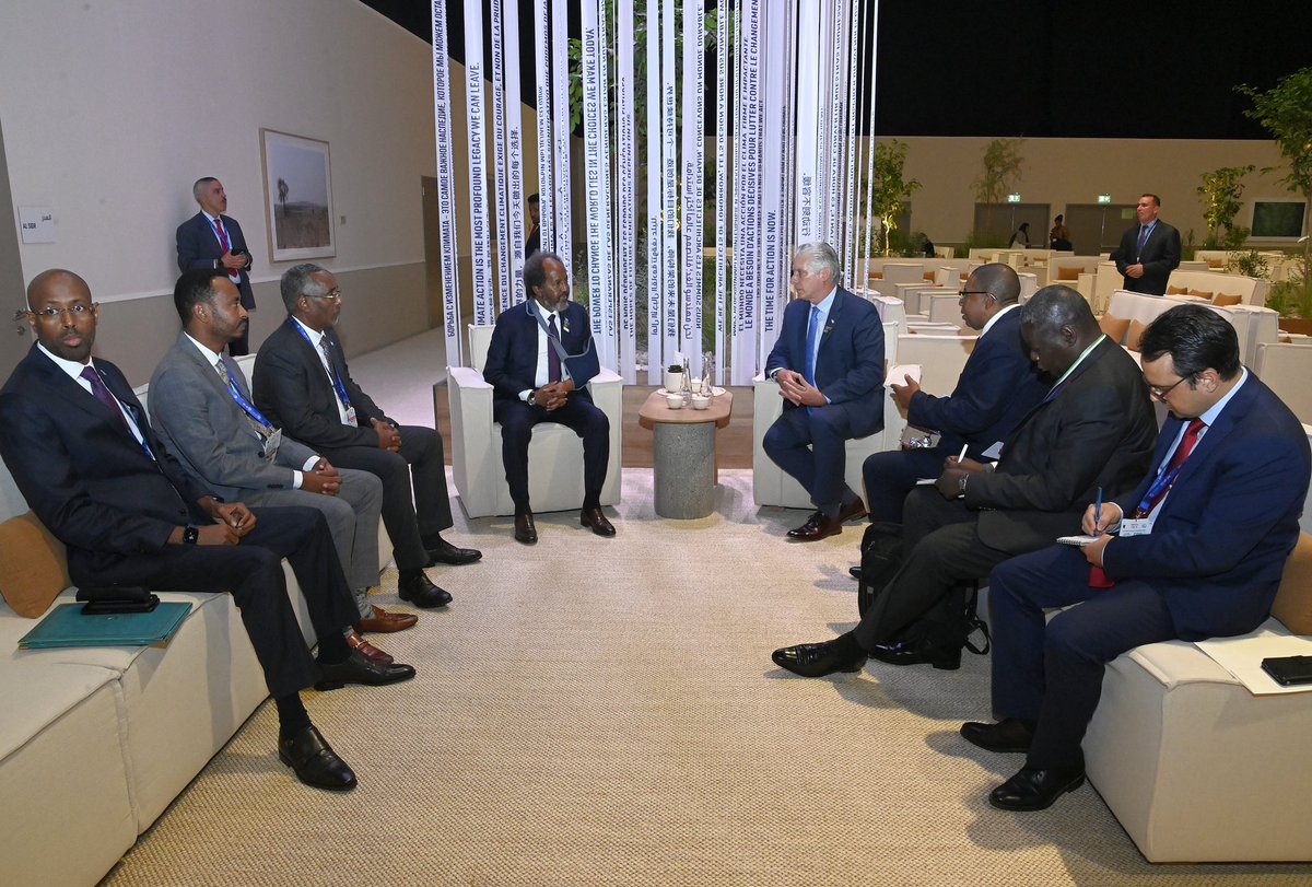 En la #COP28 , sostuve grato encuentro con <a href="/HassanSMohamud/">Hassan Sheikh Mohamud</a>, presidente de Somalia. 

Ratifiqué la disposición de fortalecer los lazos de amistad y cooperación. Agradecí las gestiones de su gobierno y el compromiso para lograr el regreso seguro de nuestros médicos secuestrados.