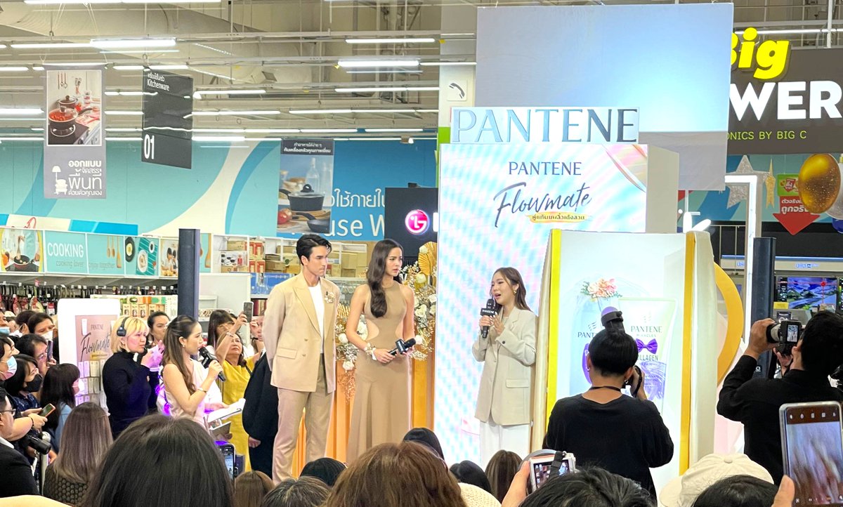 Wereportonline's tweet image. &quot;ณเดชน์-ญาญ่า&quot; โชว์สวีทกลางห้างฯ พร้อมแชร์เคล็ดลับผมสวยสไตล์คู่แท้(1)

อ่านข่าว facebook.com/share/p/cweZxw…

#PanteneFlowmate #Flowmate #คู่แท้ผมพริ้วเด้งสวย #Pantene #แพนทีน #แชมพูและครีมนวด #nadech #yaya #urassayas #kugimiyas #nadechyaya #ณเดชน์ญาญ่า #ณเดชน์ #ญาญ่า #คู่แท้ #คู่รัก