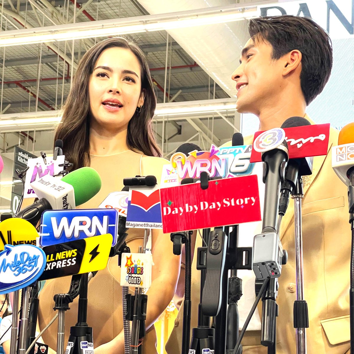 Wereportonline's tweet image. &quot;ณเดชน์-ญาญ่า&quot; โชว์สวีทกลางห้างฯ พร้อมแชร์เคล็ดลับผมสวยสไตล์คู่แท้(1)

อ่านข่าว facebook.com/share/p/cweZxw…

#PanteneFlowmate #Flowmate #คู่แท้ผมพริ้วเด้งสวย #Pantene #แพนทีน #แชมพูและครีมนวด #nadech #yaya #urassayas #kugimiyas #nadechyaya #ณเดชน์ญาญ่า #ณเดชน์ #ญาญ่า #คู่แท้ #คู่รัก