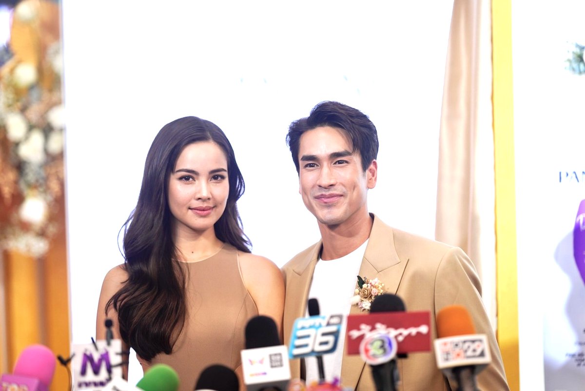 Wereportonline's tweet image. &quot;ณเดชน์-ญาญ่า&quot; โชว์สวีทกลางห้างฯ พร้อมแชร์เคล็ดลับผมสวยสไตล์คู่แท้(1)

อ่านข่าว facebook.com/share/p/cweZxw…

#PanteneFlowmate #Flowmate #คู่แท้ผมพริ้วเด้งสวย #Pantene #แพนทีน #แชมพูและครีมนวด #nadech #yaya #urassayas #kugimiyas #nadechyaya #ณเดชน์ญาญ่า #ณเดชน์ #ญาญ่า #คู่แท้ #คู่รัก