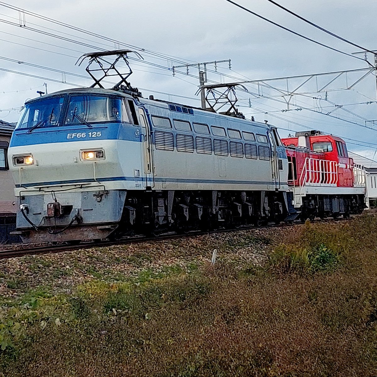 dr1WQrpMnRknly2's tweet photo. 吹田機関区所属 EF66-125+愛知機関区所属 DD200-2 回送
#吹田機関区
#吹田機関区所属
#ef66125
#愛知機関区
#愛知機関区所属
#dd2002
#貨物
#貨物輸送
#貨物回送
#貨物機関車 https://t.co/xkIxOLpMkh