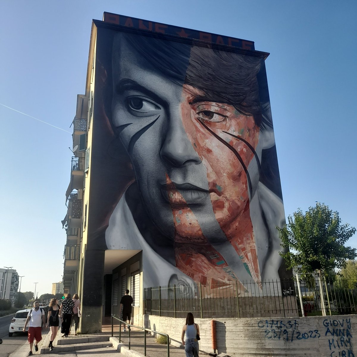 Vengano infine le allegrie,
le ardenti aurore, le notti calme, venga la pace agognata, le armonie...
Perché questi giorni, amore mio,
son di stanchezza mortale, di rabbia, di agonia, di nulla...

J. Saramago
#GrandiSperanze
#SalaLettura
#Jorit #Scampia 📸 my