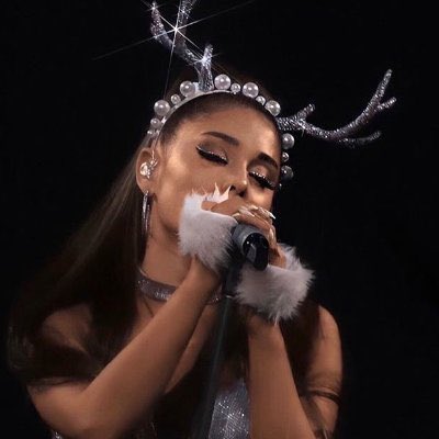 arianagrandebr's tweet photo. Qual artista feminina a Ariana Grande deveria convidar para um remix de “Santa Tell Me”?

Responda com a tag #StreamSantaTellMe https://t.co/SMx9MX1TX1