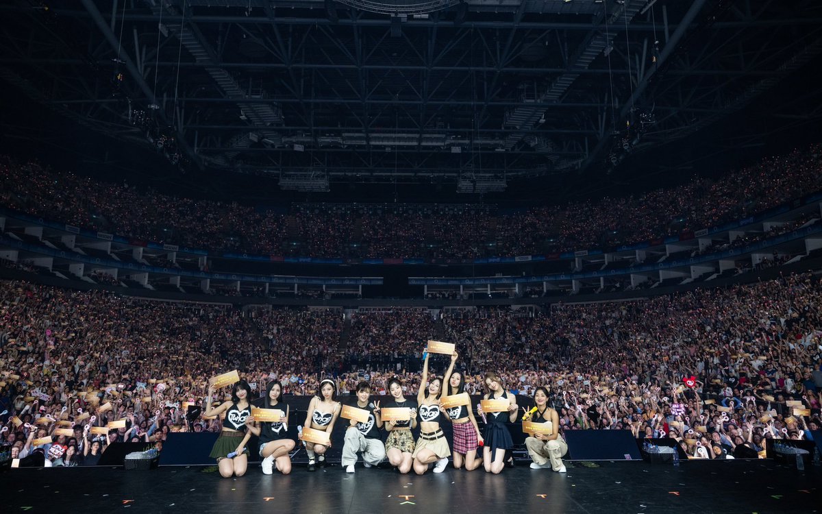 TWICE_Charts's tweet photo. 🇬🇧 "Ready to Be World Tour" by @JYPETWICE

The O2 Arena, London: 28,148 (100%) - $5,729,316 (2 concerts) https://t.co/C7Gl0OmUMV