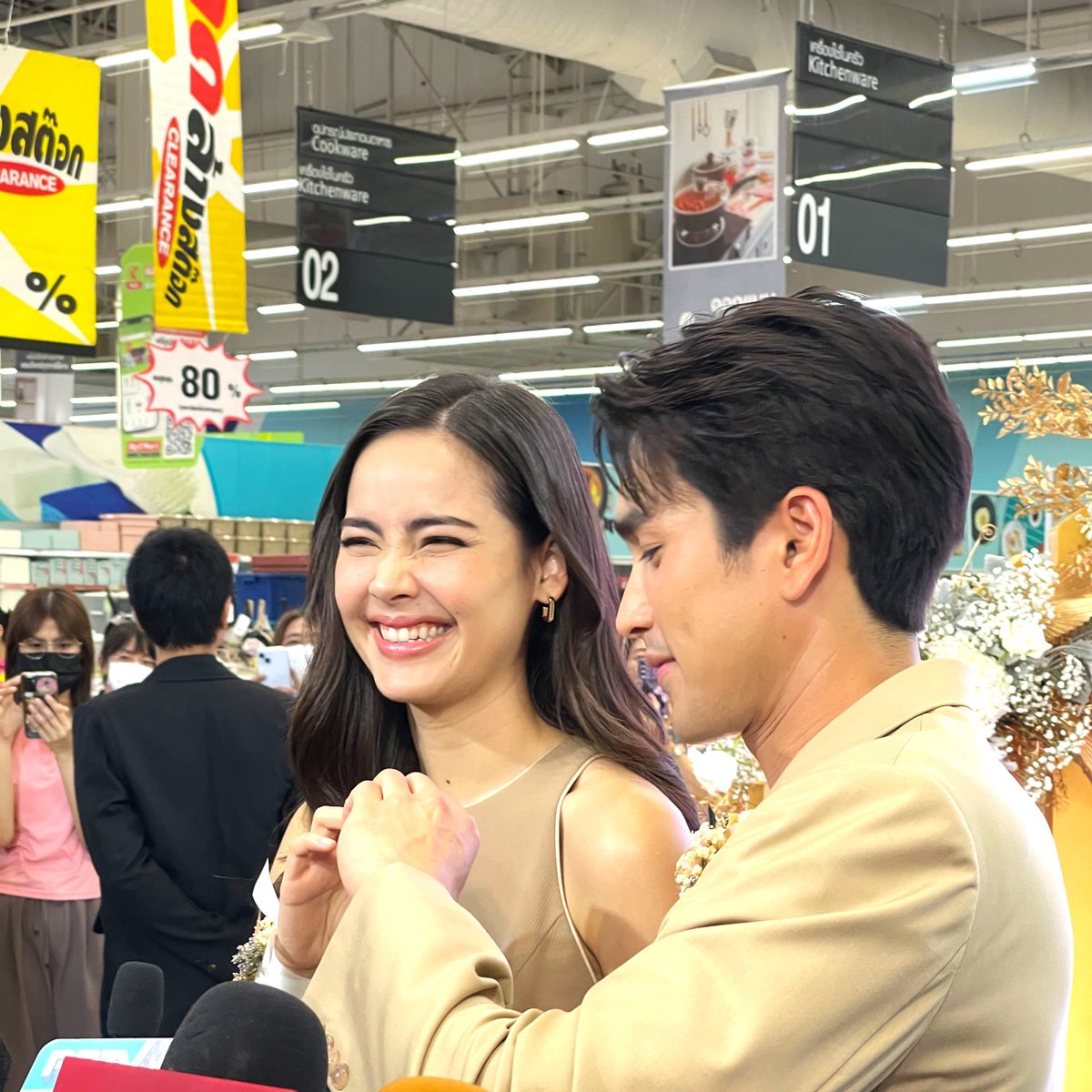 Wereportonline's tweet image. (4) &quot;ณเดชน์-ญาญ่า&quot; โชว์สวีทกลางห้างฯ พร้อมแชร์เคล็ดลับผมสวยสไตล์คู่แท้

#PanteneFlowmate #Flowmate #คู่แท้ผมพริ้วเด้งสวย #Pantene #แพนทีน #แชมพูและครีมนวด #nadech #yaya #urassayas #kugimiyas #nadechyaya #ณเดชน์ญาญ่า #ณเดชน์ #ญาญ่า #คู่แท้ #คู่รัก #WRN #WeReportNews