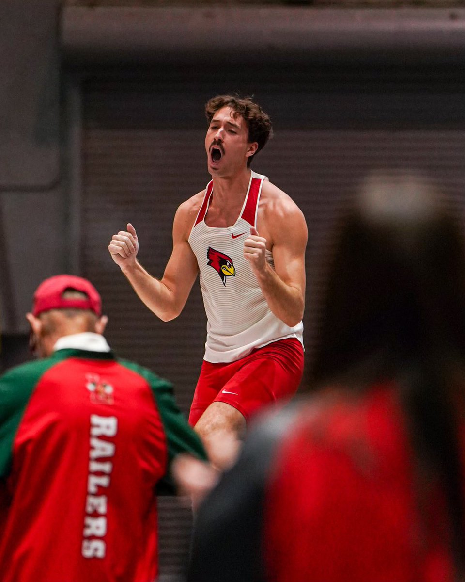 Sophomore Charles Cruse wins the men’s pole vault with 4.95m (16’ 2.75”) and a PR😏