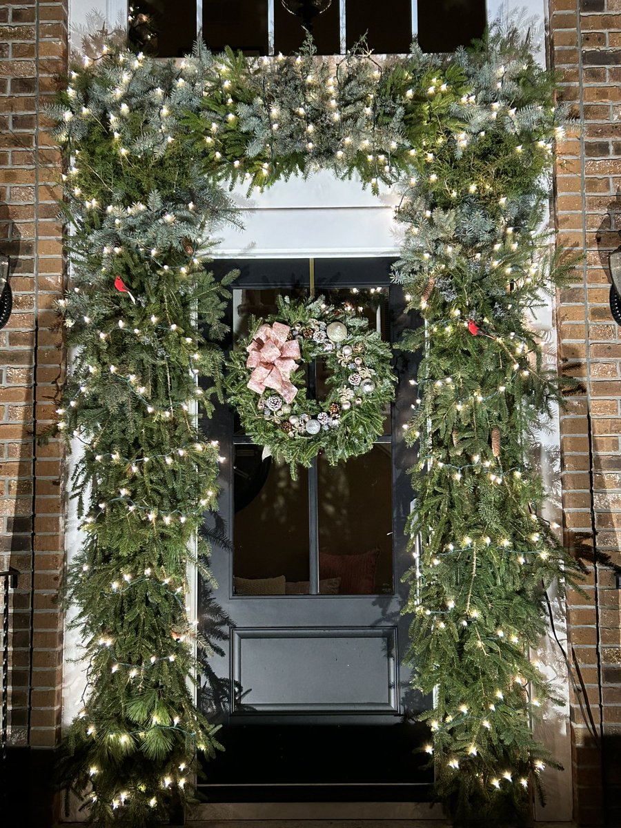 A little Christmas Door 🚪 decorating.