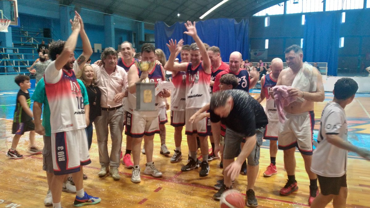 BasquetPlaneta's tweet photo. #ABRT #Veteranos Atlético se coronó campeón del Asociativo en la categoría +43 tras vencer en la final a 9 de Julio 43-38. Mauricio Almada goleador con 18 pts. https://t.co/p8OzeOswQG