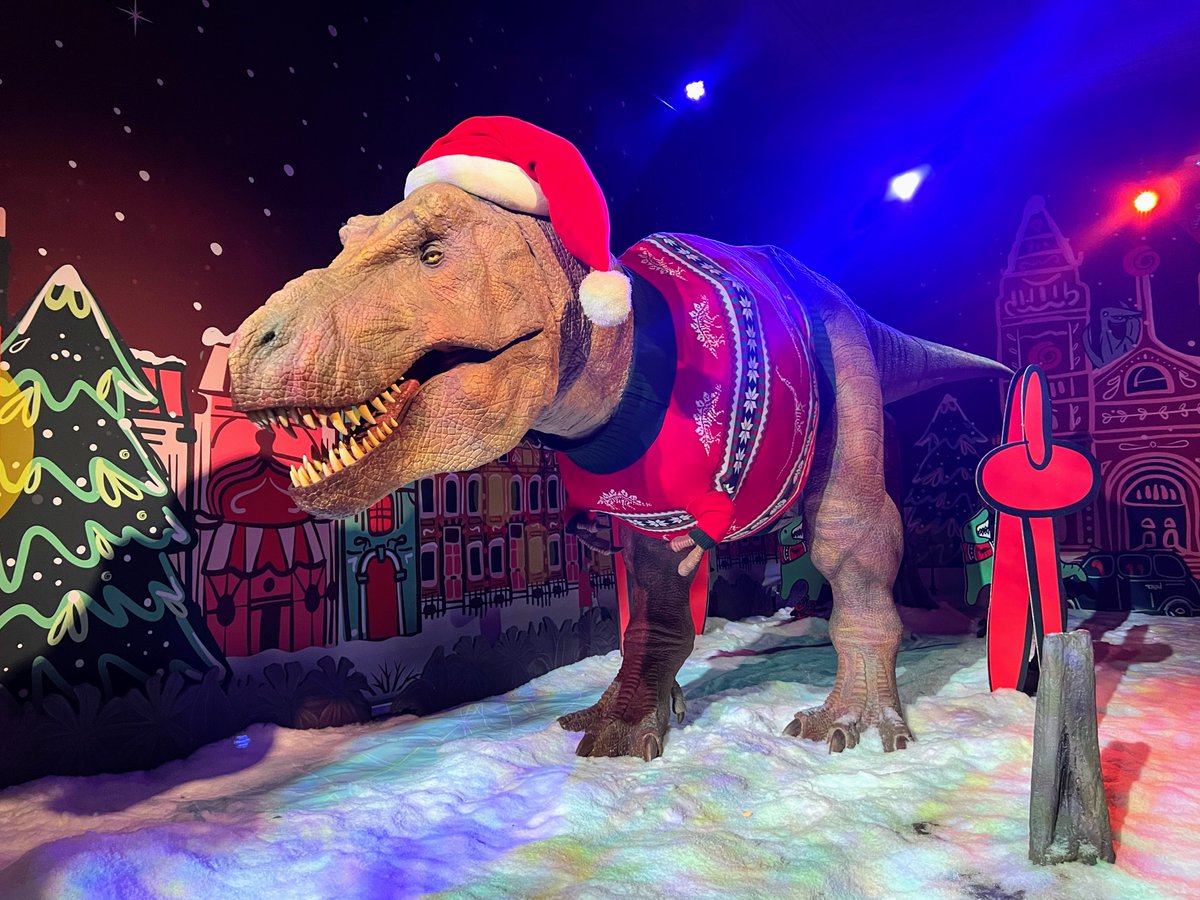 Behold the fearsome T-rex — wrapped snugly in a cozy Christmas jumper! 🦖❤️😂 @NHM_London's colossal, ferocious-looking dinosaur has been dressed in a festive knit for the season 🎄❄️🎅 This is the thing I never knew I needed in my life until this exact moment 🎉 #MerryChristmas