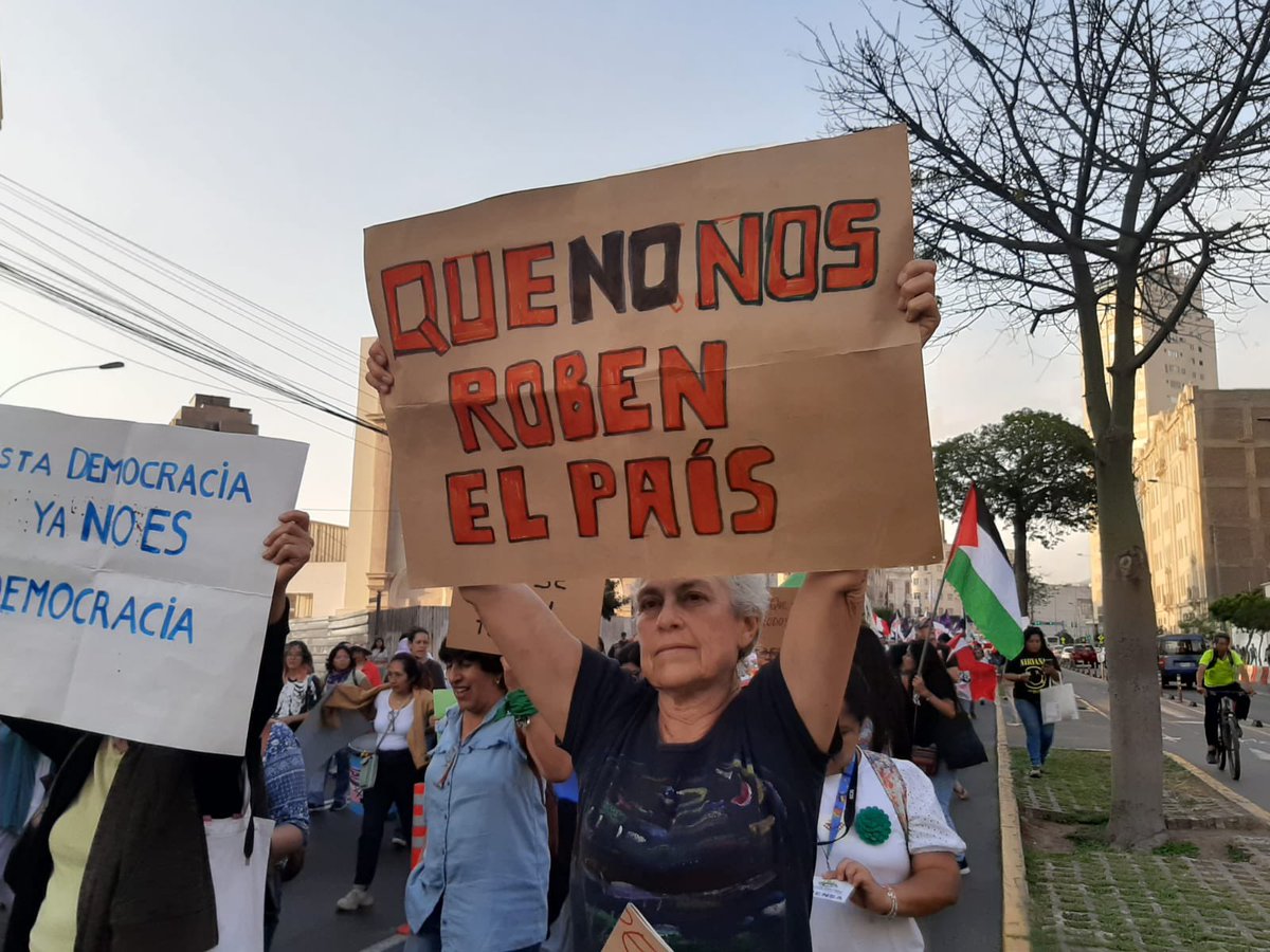 CMPFloraTristan's tweet photo. ¡Que no nos roben el país! #QueSeVayanTodos https://t.co/6eyXIQkY1s