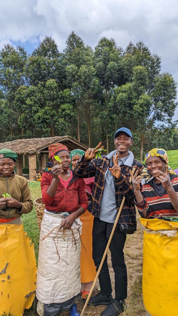 aadumbuya's tweet photo. Just wrapped up an eye-opening visit to a tea production farm in Rwanda! 🌍🍃 Beyond the impressive industry setup, what truly stole my heart was the adjoining school for the children of smallholder farmers. Education is key to sustainable development! 📚💚. #GHAL https://t.co/WEaAvlkvwp