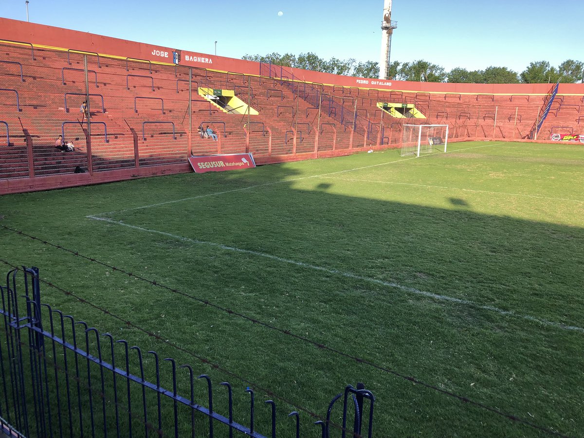 Enigmático 🇪🇸⚽️
Deportivo Riestra ascendió a Primera División… será local en el Estadio España 🇪🇸? 
Imaginan un campo de juego totalmente resembrado, nuevas luces, mejoras estructurales y vestuarios de última generación?