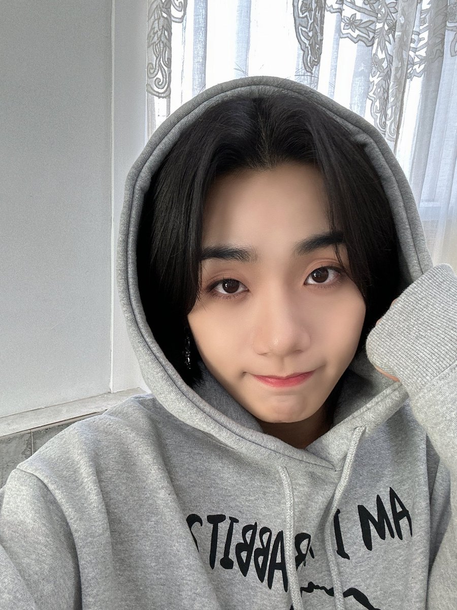 YWCHX28_memory's tweet photo. 231203 - 6:08 AM KST | [🐰💌] (4/6)

- 🐰하삐시🩶

#하삐모닝 #ooyd

#하빛 #HAVIT
#FROM_TRENDZ #TO_FRIENDZ
#TRENDZ #트렌드지 @TRENDZ_OFFCL https://t.co/GVz8NceB5Q