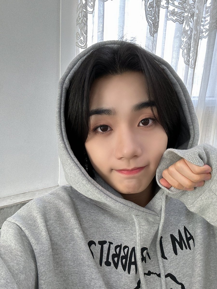 YWCHX28_memory's tweet photo. 231203 - 6:08 AM KST | [🐰💌] (4/6)

- 🐰하삐시🩶

#하삐모닝 #ooyd

#하빛 #HAVIT
#FROM_TRENDZ #TO_FRIENDZ
#TRENDZ #트렌드지 @TRENDZ_OFFCL https://t.co/GVz8NceB5Q