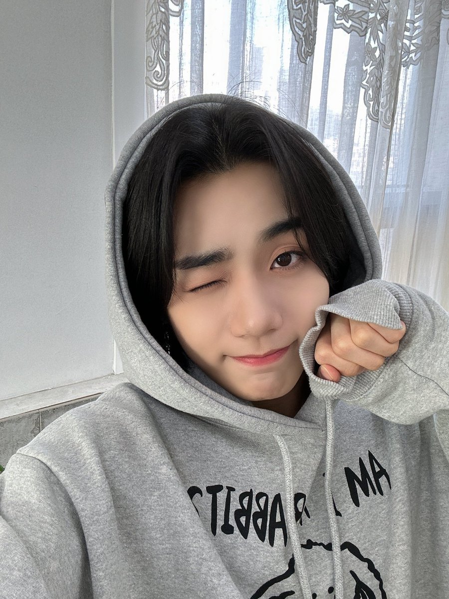 YWCHX28_memory's tweet photo. 231203 - 6:08 AM KST | [🐰💌] (4/6)

- 🐰하삐시🩶

#하삐모닝 #ooyd

#하빛 #HAVIT
#FROM_TRENDZ #TO_FRIENDZ
#TRENDZ #트렌드지 @TRENDZ_OFFCL https://t.co/GVz8NceB5Q