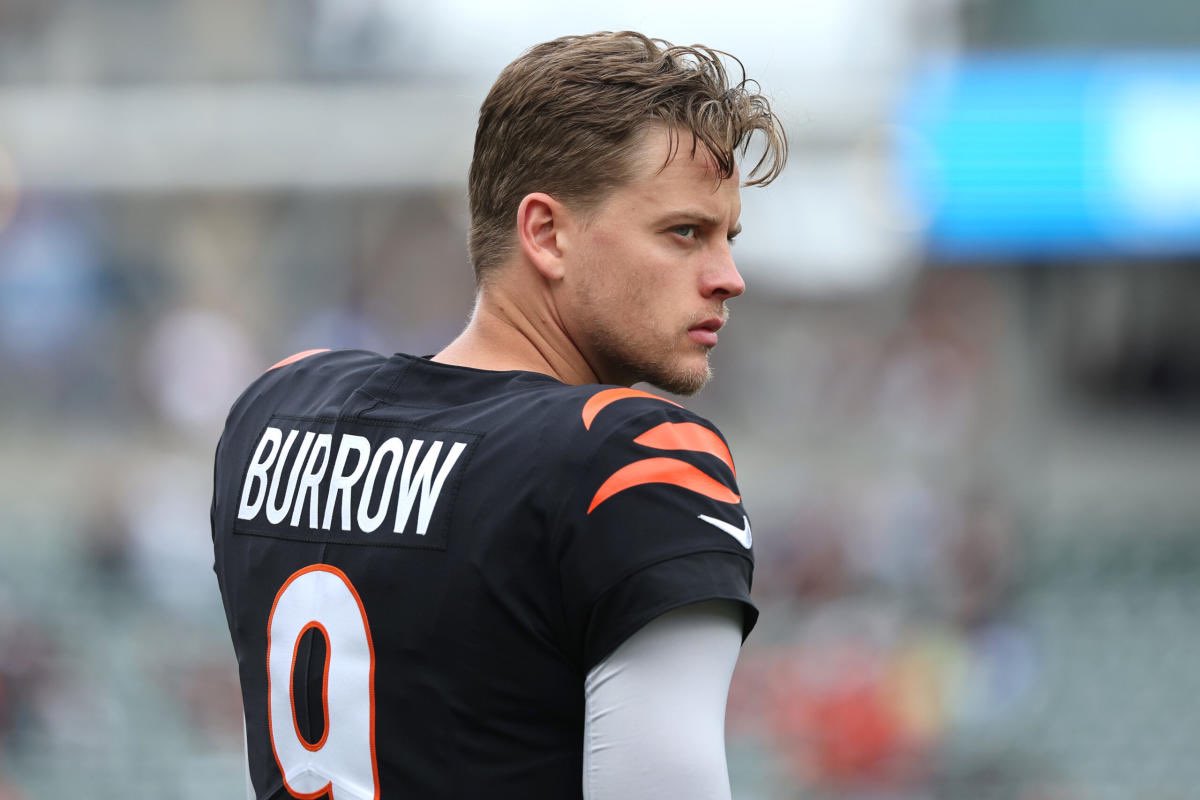 𝗧𝗥𝗘𝗡𝗗𝗜𝗡𝗚: #Bengals star QB Joe Burrow, who is out for the season, has been sitting in on DEFENSIVE meetings to try to understand how #NFL defenses will try to stop him in the future, Bengals DC Lou Anarumo said on <a href="/UpAndAdamsShow/">Up & Adams</a> 

“He’s such a football junkie that he’s