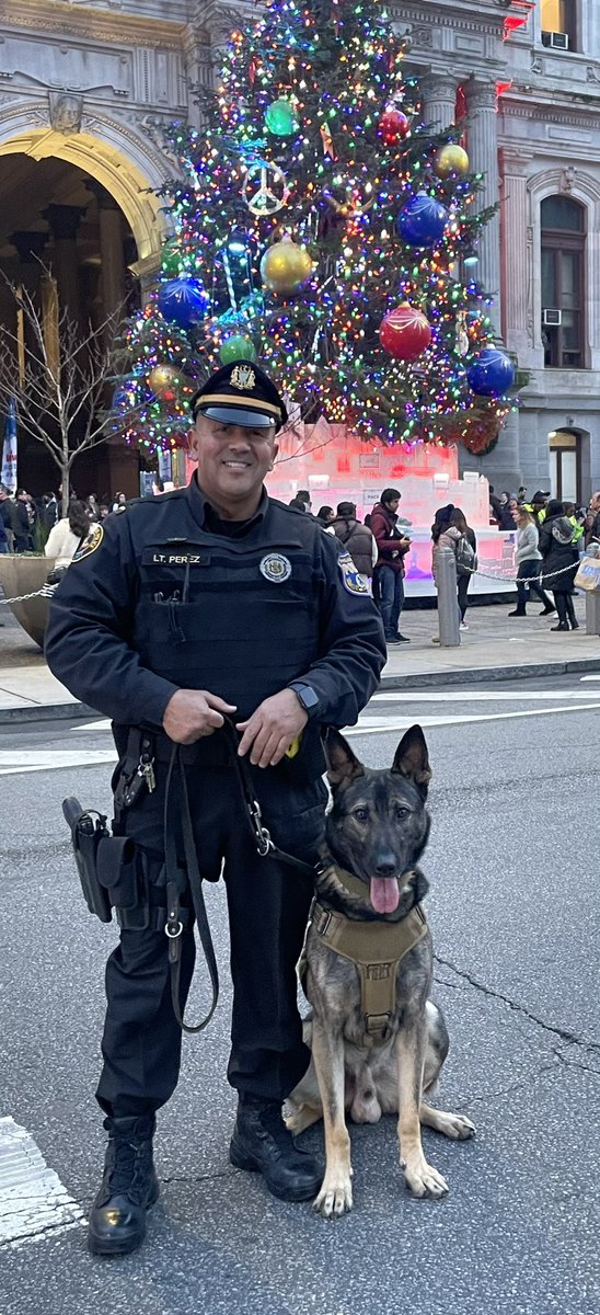 #k9 Deuce #k9 Clive @PhillyPolice working @PhiladelphiaGov #HolidayParade @6abc @AlyanaGomez6ABC