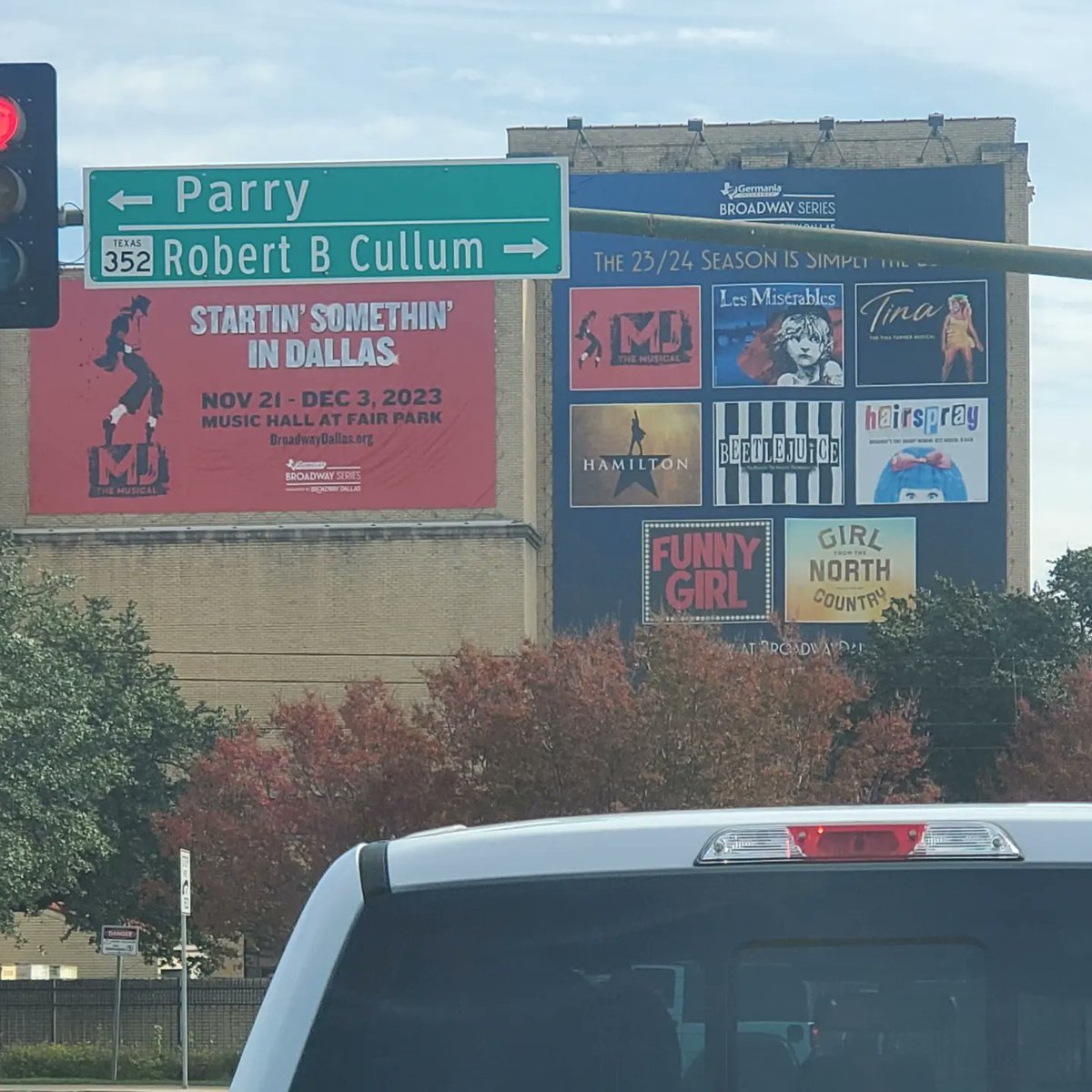So geeeked! We made it to Dallas for #MJtheMusicalTour, we even met some new MJ fam along the way too! It was a FANTASTIC show! MJ fans and general Broadway fans alike LOVED IT!!!😍🥰❤🙌🏾
#MJtheMusicalTour #DallasTX #Broadway #Live #FiveStars #TheGreatestShowOnEarth