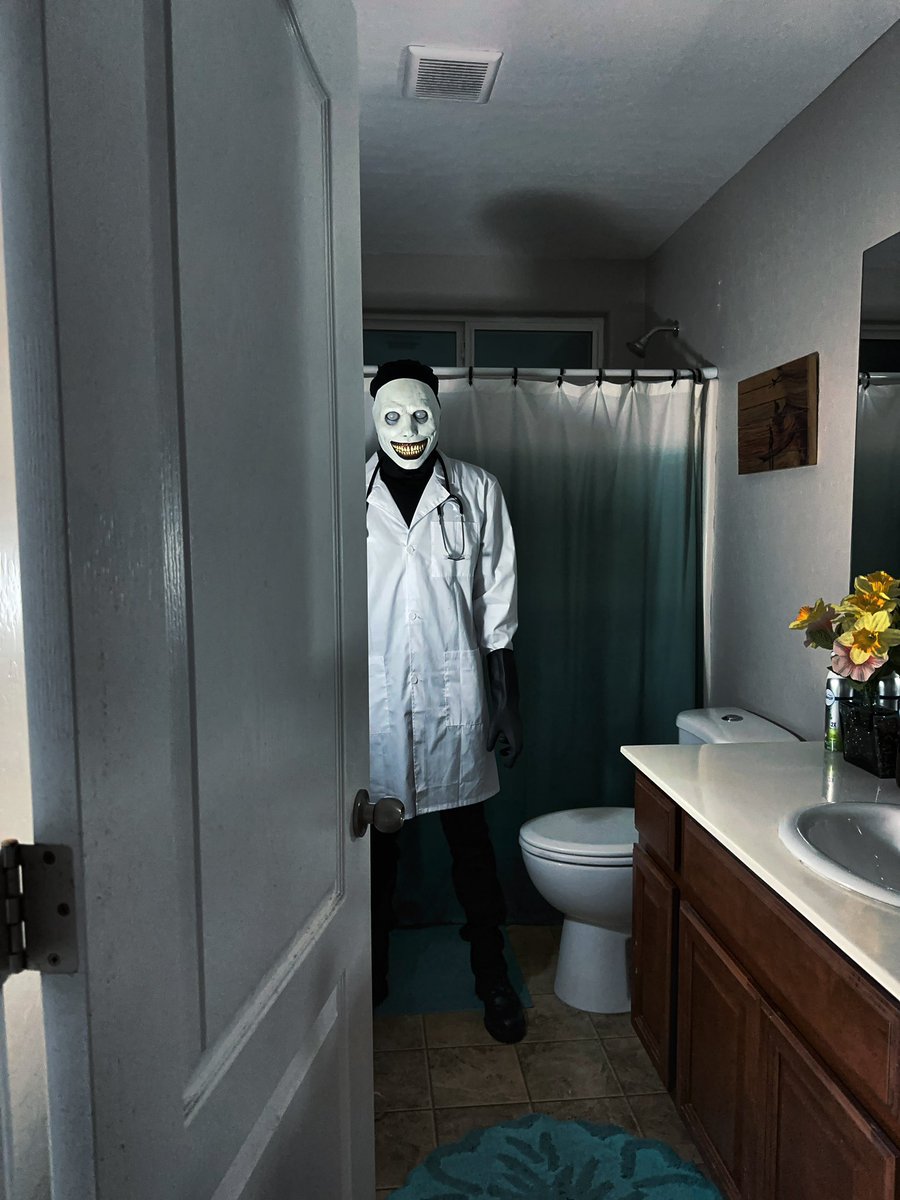 renzohead24's tweet photo. The Doctor is here to see you ๐ฉบ๐๐ฉธ๐ช
โข
@renzohead24 monsterskaya @HorrorNights @HorrorNightsORL @blumhouse @LionsgateHorror #horror #horrormovies #slasher #slashermovies #thunderwolf #demented #doctor #evildoctor #dementeddoctor #halloween #october #scary #spooky #december https://t.co/cqT4c7kckd