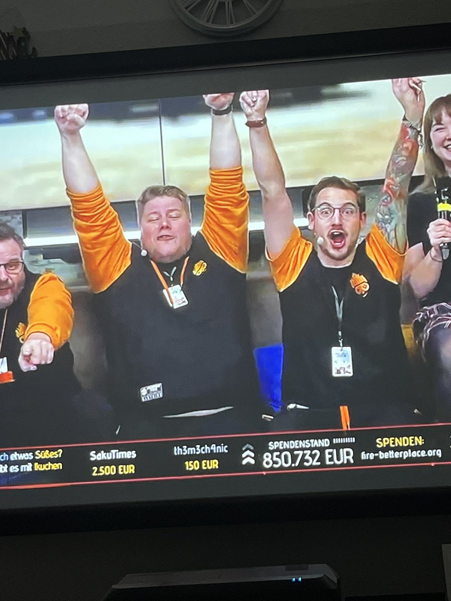 Feindhammer_'s tweet image. Leute ihr seid so krass!

100k in den paar Minuten!

#friendlyfire9 #chatloben #spenderloben #woscholz