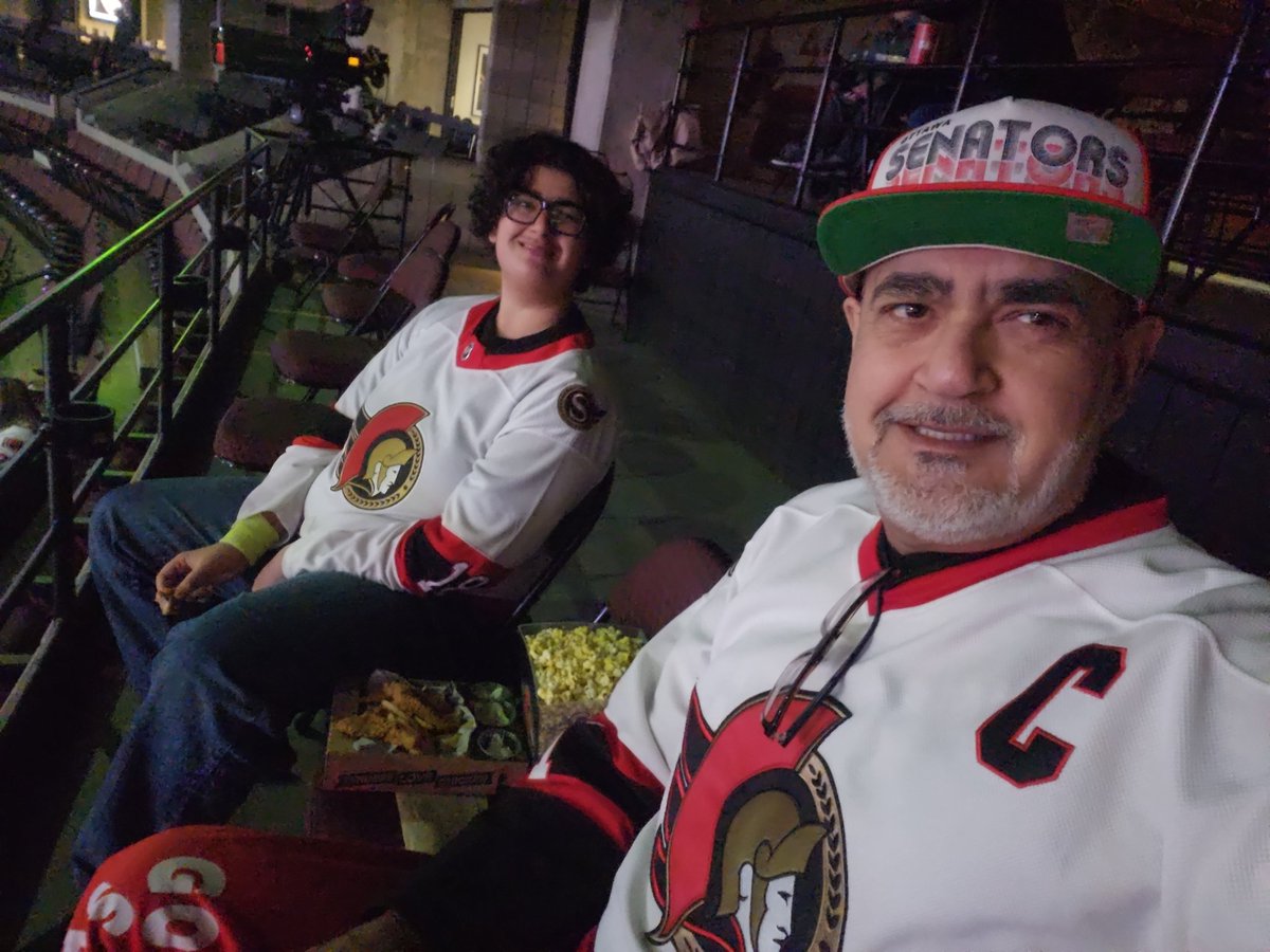 Senstar_11's tweet photo. Chimken strips, popcorn bucket, large coke zero and Sens neon wrist bands. Deen's birthday game festivities have started!! #Sweet16th
#SensRetroNight #Neon https://t.co/ajD7RZxpow