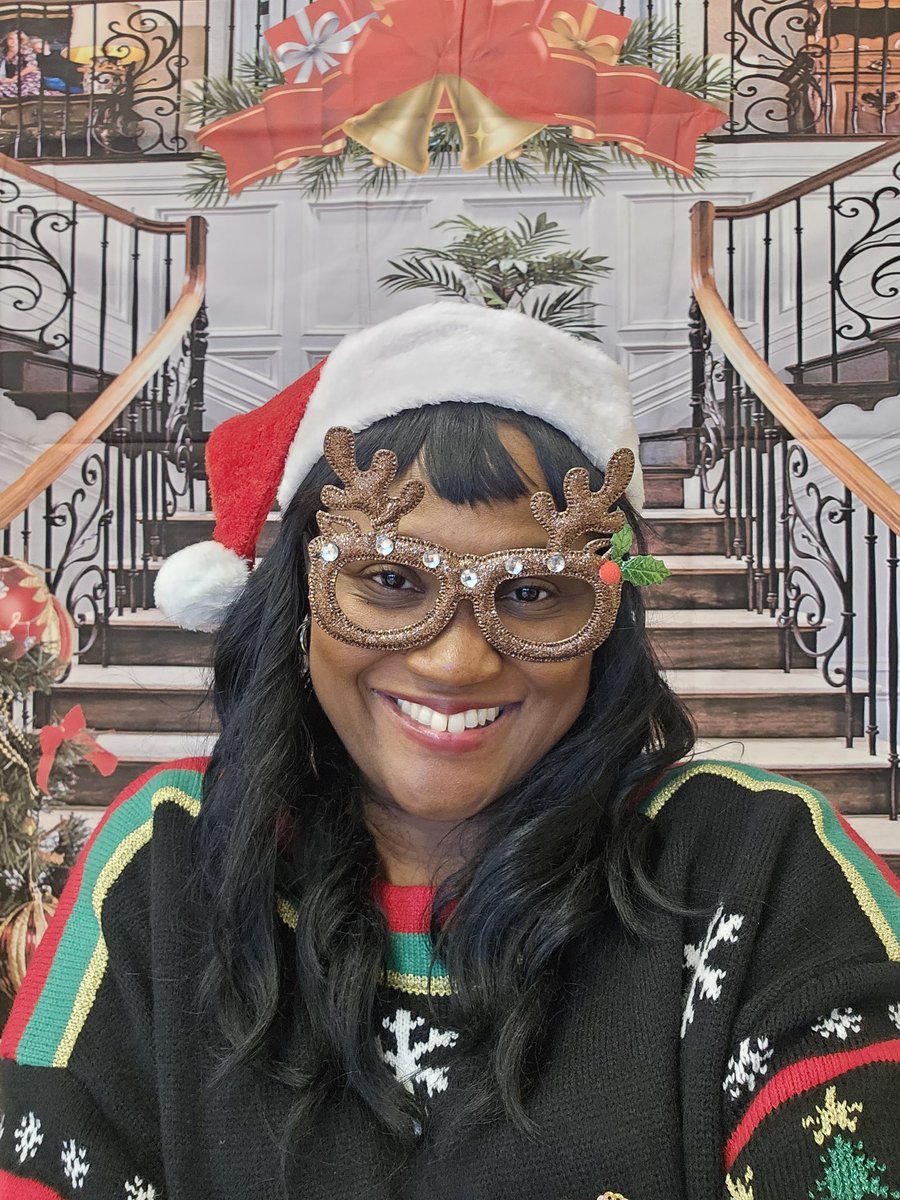 putitinwriting's tweet photo. Today, I served as Santa's Helper during Score CDC's South City Holiday Bazaar. It was fun with lots of cute kids who were happy to take pics with Santa. https://t.co/1RPIz9UOa4